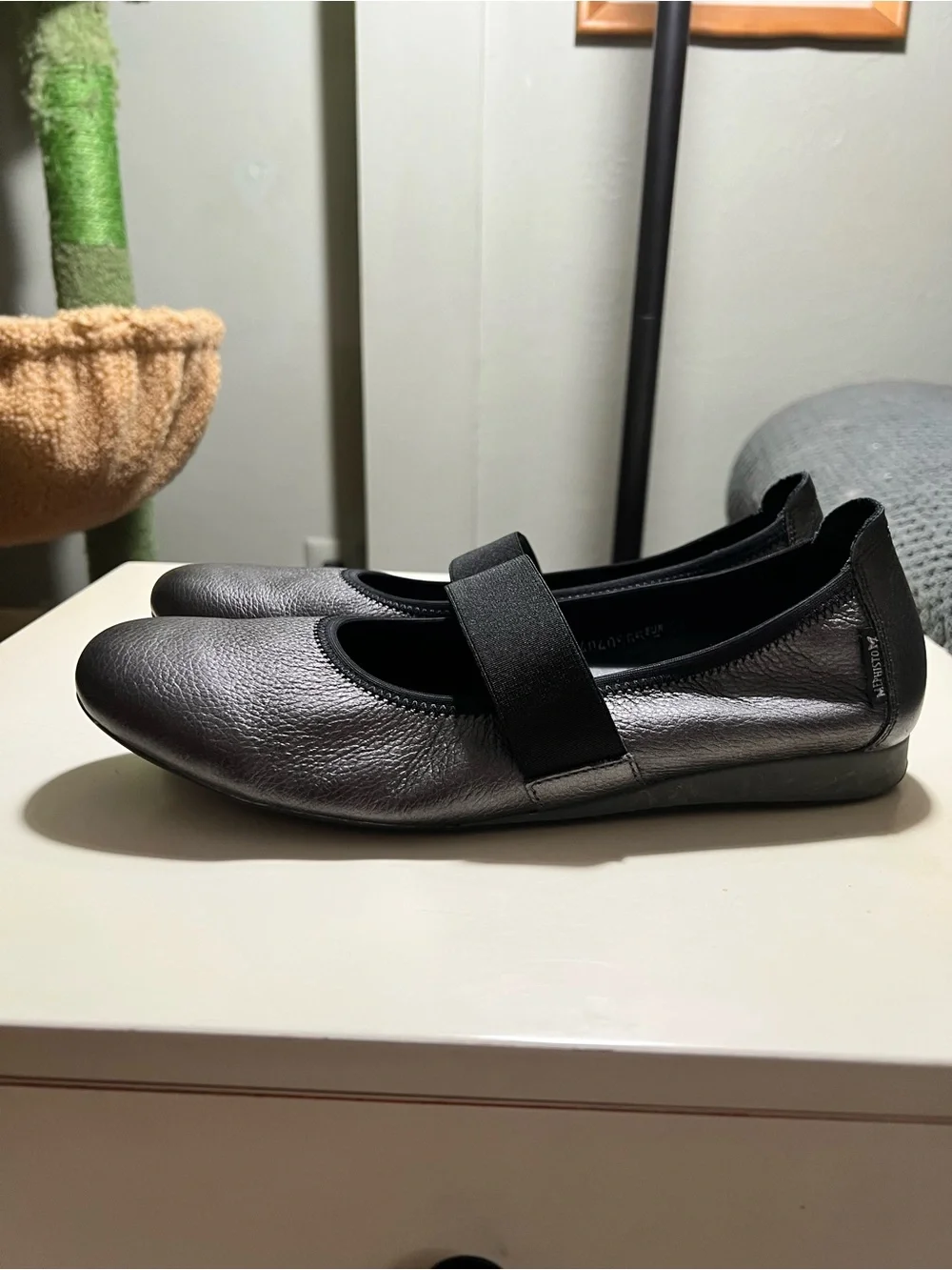 Mephisto metallic gray leather ballet flats/mary Jane’s elastic strap at instep.
